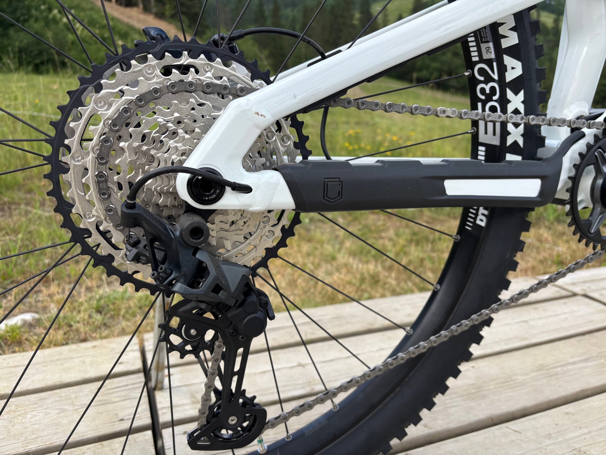 Commencal Meta V5 Essential pure white – Image 3