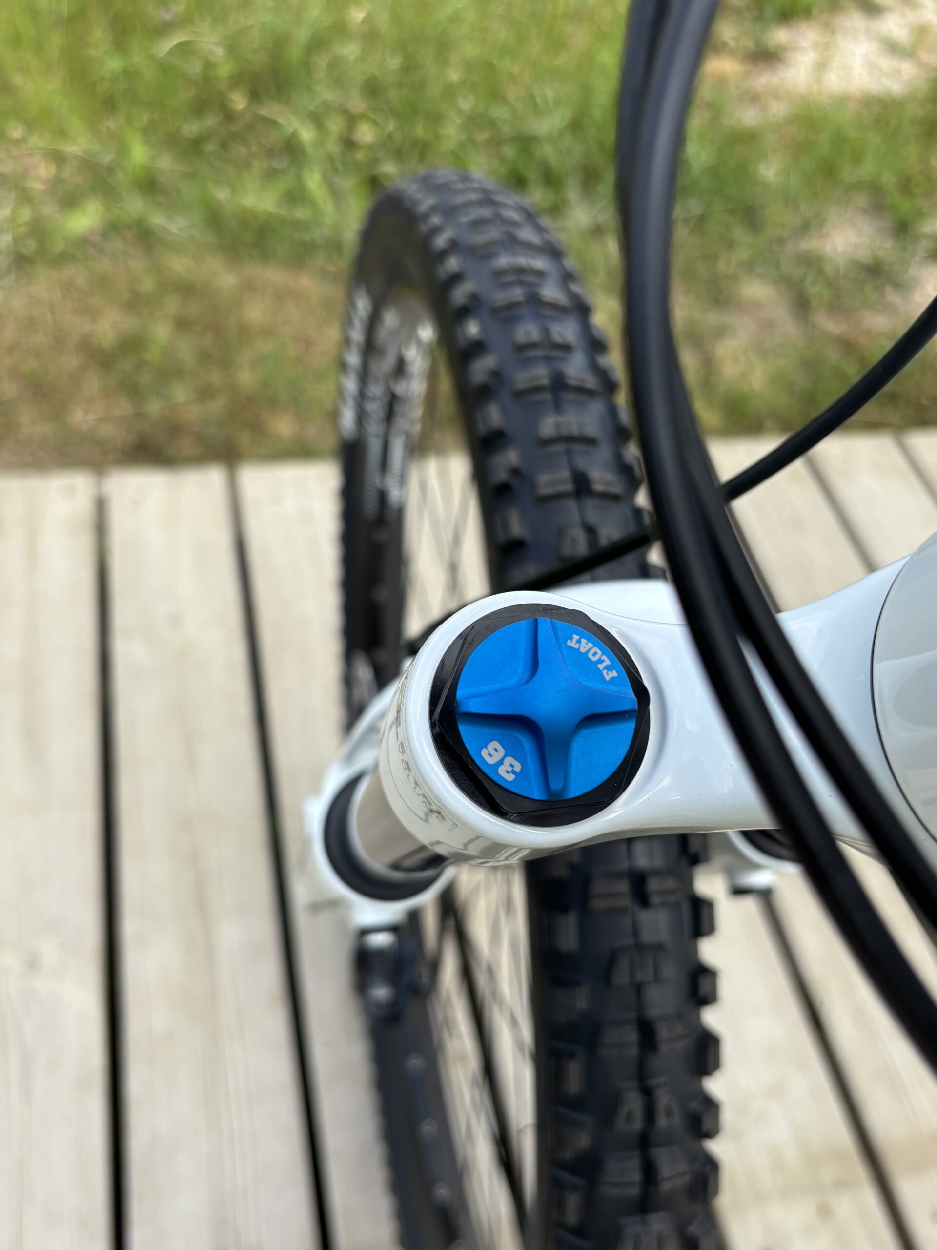 Commencal Meta V5 Essential pure white – Image 7